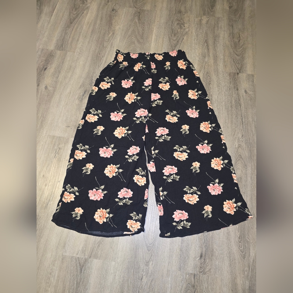 American Eagle | Black Crop Floral Wide Pants